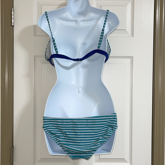 Old Navy 2 piece swim suit - Picture 2 of 8